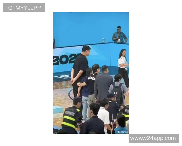 姚明亲临现场传授篮球技巧与经验激励年轻球员追逐梦想 姚明亲临现场传授篮球技巧与经验激励年轻球员追逐梦想